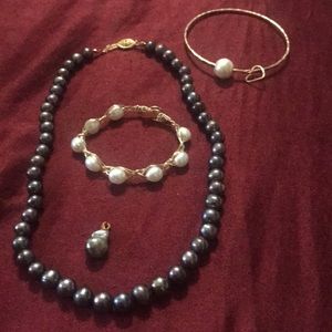 Black pearl necklace, two pearl bracelets/pendant